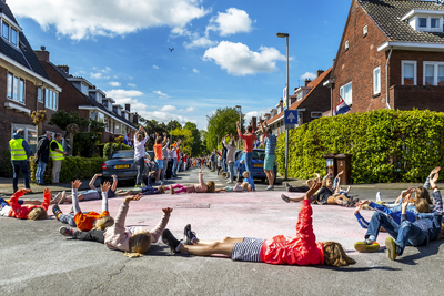 903750 Afbeelding van de viering van Bevrijdingsdag in de Dr. H.Th. s' Jacoblaan te Utrecht, ondanks de maatregelen ...